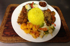 Zelf samenstellen menu: Nasi koening met bali ikan - oedang pete - sajoer lodeh - osengvterong - sate ajam - tempe kering en paksoy